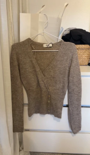 Stickad kofta - Helt ny kofta från Gina Tricot, helt oanvänd men prislappen är klippt. Superfin ihop med ett linne under eller utan. Storlek Xs💕 stretchiga och fint material, varit slutsåld på hemsidan länge