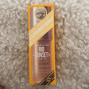 Sol de janeiro glow oil - Säljer en glow oil från sol de Janeiro. Helt oöppnad. Köpt för 419kr säljer för 250☺️