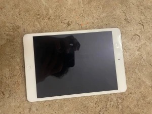 iPad Mini - Apple iPad Mini i vit färg, fungerar och startar som syns på bilderna. Skärmen och baksidan har mindre kosmetiska märken men inget som påverkar funktionen. Perfekt för surf, appar och underhållning. Säljs i befintligt skick.