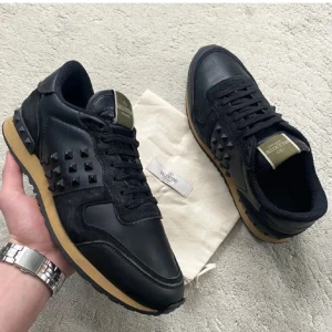 Svarta valentino rockrunners i ny skick - Feta rockrunners i ny skick! || Storlek 41 men kan passa 42 || Vid funderingar är det bara att skriva:)