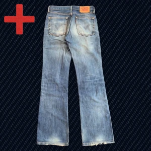 Levi's 517 bootcut jeans  - Ett par Levi's 517 Bootcut i storlek 29/34 (se mått nedan). Fint skick, skriv om du har frågor!  Mått: Storlek på tag – 29/34, Midja – 36.5 cm, Lår – 26 cm, Innersöm – 81 cm, Längd – 103.5 cm, Benöppning – 21 cm