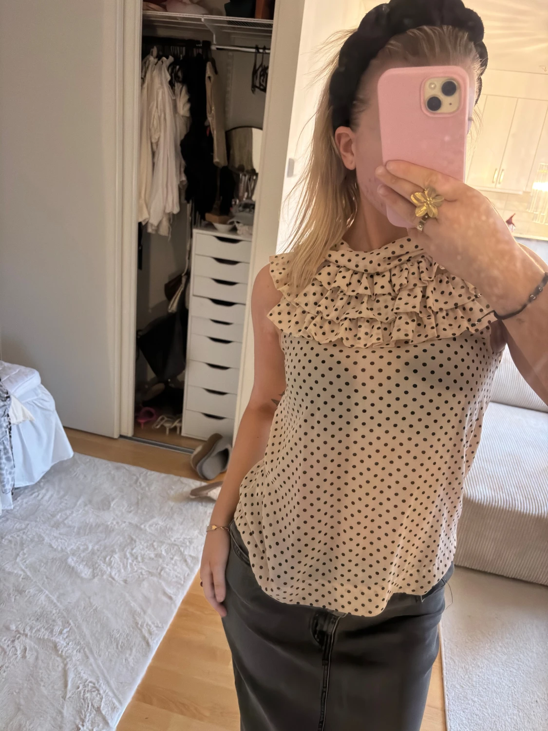 Blus med volang vid halsen - 1