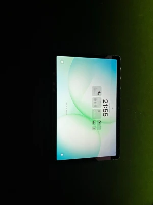 Samsung Galaxy Tab A11+ - Samsung Galaxy Tab A11+ surfplatta i ny skick, komplett med originalkartong. Stor och klar skärm, modern design och Android-operativsystem. Perfekt för streaming, surf och produktivitet. Inga repor eller skador.