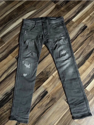 Replay jeans med slitningar  - Säljer ett par feta replay jeans med slitningar på. Storlek L32 W32 och ser riktigt feta ut. skada på skrevet på jeansen. Hör av er vid frågor 🤙