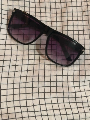 Solbrillor  - Solglasögon med snygga detaljer. 