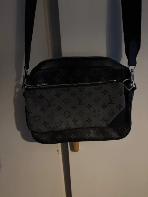 Axelväska - Svart axelväska som använts lite. Den är i bra skick och dragkedjan är lite slö men funkar som den ska. Pris kan diskuteras vid snabb affär! KAN BYTA OCKSÅ