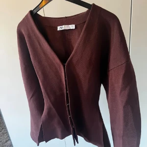 figursydd kofta zara  - supersnygg o populär figursydd kofta från zara i storlek xs! använd ganska mycket men fof i bra skick 🥰🥰🥰