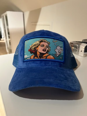 Blå velvet keps  - Säljer en original helt ny revenite keps. Den är inte  använd eller provad. Denna är limiterad utgåva och tillverkas inte längre samt revenite har stängt ner. Den är sällsynt på marknaden. Därav det höga priset.