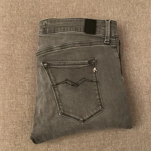 Replay grå jeans 30/30 - Snygga grå jeans från Replay i slim fit i storlek 30/30 har du några frågor så är det bara att fråga 