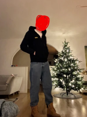 Baggy jeans med lite Flare - Dessa jeansen är Knappast använda, har använt de ungefär 3-4 gånger men jag insåg att de är för små för mig. Pris kan diskuteras men startpris 140kr