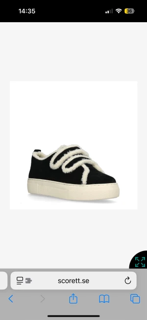 Snygga sneakers  - Unika svarta sneakers med fluffiga vita snören och pälsdetaljer längs kanten. Skit snygga till vinter och vår. Använda endast 4 gånger så dom är som nya! Säljer då jag har ett till par i annan färg❤️