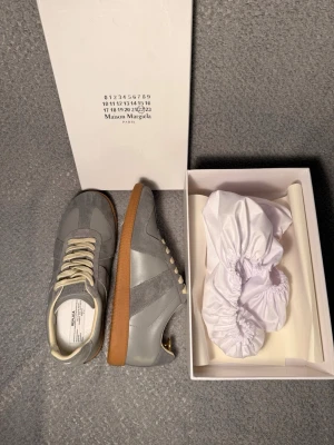 Maison margiela gats ( grey, size 42) - Great condition MM gats. Grey, size 42, around 27cm. Same day shipping ;).                                    Feel free to ask if you have any questions!