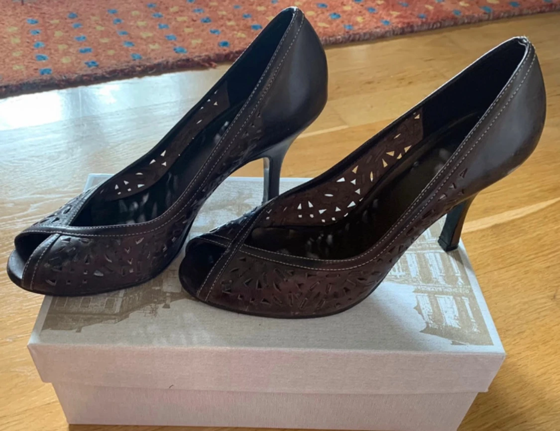 Bruna pumps med öppen tå och klack - 1