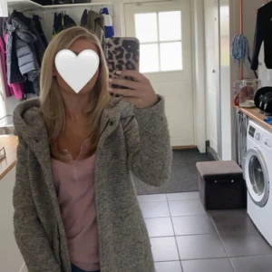 Grå lång kappa med huva - Säljer en jättefin grå halvlång kappa!🤍