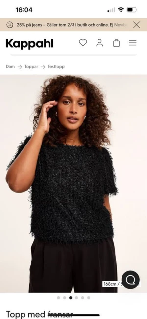 Glittrig svart topp från Kappahl XS - Säljer en svart glittrig topp från Kappahl i storlek XS. Toppen har korta ärmar och är croppad med coola fransdetaljer över hela ytan. Materialet är syntet och ger ett skimrande intryck, perfekt för att sticka ut. Snygg att matcha med jeans eller kjol.