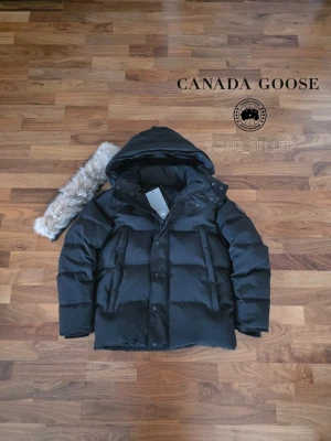 Canada Goose Wyndham Parka Black Label - ⚪️Julebjudande🔴 🖤 Canada Goose Wyndham Parka Black Label – Svart (S) 🖤 Exklusiv och mycket varm vinterjacka från Canada Goose i Black Label-utförande med svart emblem och stilren premiumdesign. Perfect för nordiskt klimat med tjock dunfyllning, skyddande huva och djupa dragkedjefickor. Tagg avklippt. tagg avklipt. En lyxig och praktisk vinterfavorit.  📦 Snabb leverans – skickas samma dag 📩 Skriv vid intresse