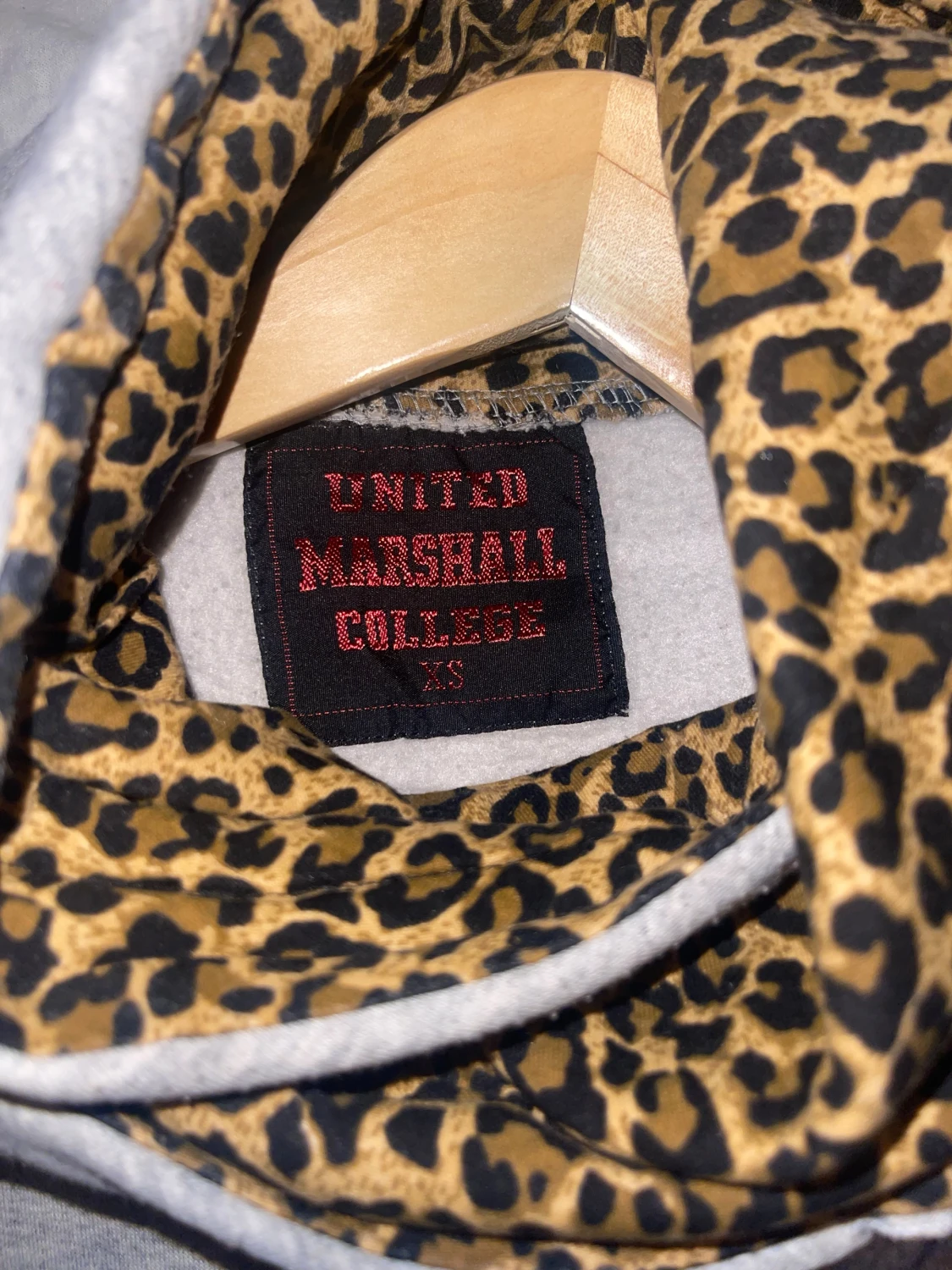 Grå hoodie med leopard mönster xs - 1