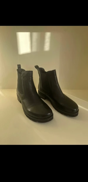 Svarta chelsea boots i skinn - Stilrena svarta chelsea boots i skinn. Aldrig använda. 
