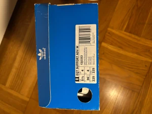 Adidas EQT Support ADV sneakers grå/vit - Säljer ett par Adidas EQT Support ADV sneakers i grått och vitt med svarta detaljer. Skorna har en stickad ovandel, klassisk snörning och platt sula. De har en sportig siluett med de ikoniska tre ränderna på sidan och meshmaterial för extra komfort. (Ordniare pris 1400kr) Strl i lagret: 40.5, 36.5