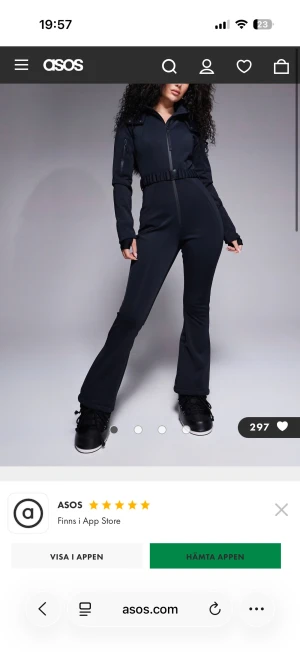 Skidoverall - Så snygg skidoverall med skärp och päls luva som jag nu säljer, endast använd en gång, säljer då den blivit för liten! Skidjacka och byxor i ett. Så skönt att den är heltäckande, man får inte in kall luft eller snö i ryggen. Både skön och så snygg. Den är i storlek 42 men skulle säga att den är en S/M. Så du har andra kläder under!