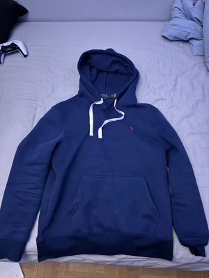 Polo Ralph Lauren hoodie - En marinblå Palph lauren hoodie i storlek L                  Den är i jättebra skick