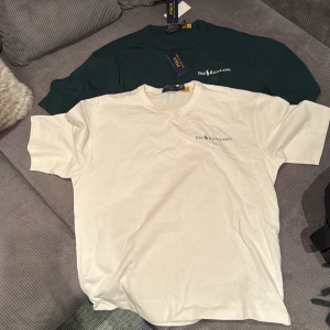 2st Polo Ralph Lauren t-shirt relaxed fit - Säljer 2st helt nya Ralp Lauren T-shirt i relaxed fit, Storlek M. Dem är aldrig använda bara testade, fick av min farbror för nått år sedan men har inte använt dem sen dess, Lapparna sitter även kvar! Nypris: 1299. Mitt pris 1st för 500kr 2st för 900