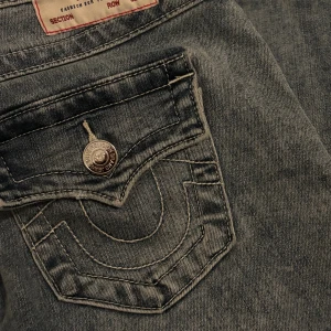 True religion jeans - Bootcut true religion jeans i modellen joey lowaist. Aldrig andvända och i nyskick💗längden på byxorna är 90cm då dom är sydda hos en skräddare 💗Storlek W23