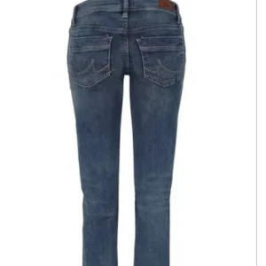 Lågmidjade jeans - Snygga blå jeans från LTB Blue Addicted. Jeansen har raka ben och normal passform💙