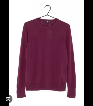 Vinröd tröja från Uniqlo - Säljer min snygga vinröda finstickade tröja från Uniqlo då den inte kommer till användning💕💕