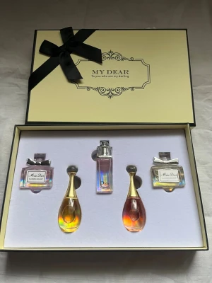 Dior parfymset mini (5 ml) - Lyxigt presentset med fem miniflaskor från Dior: Miss Dior Blooming Bouquet, Dior Addict och J'adore. Varje flaska innehåller 5 ml. Perfekt för dig som vill testa olika ikoniska dofter från ett av världens mest kända märken. Tillverkad i Frankrike. Perfekt present! 
