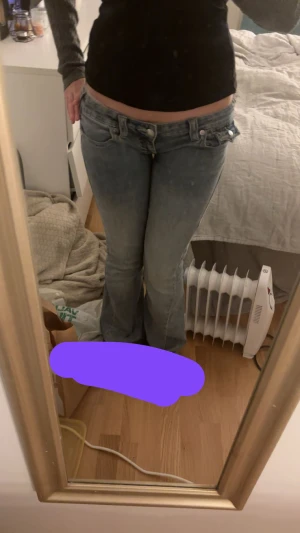 True Religion ljusblå bootcut jeans - Säljer ett par ljusblå jeans från True Religion med bootcut passform och låg midja. Jeansen är använda ungefär 3-4 gånger och är sydda till mer lågmidjat än vad dom var när dom köptes ungefär lika lågmidjat som alla syr dom på TikTok Jeansen har snygga detaljer som stora fickor med lock och silverfärgade knappar bak, samt klassisk True Religion patch. Materialet är mjukt denim och de har en faded tvätt. 