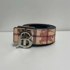 Burberry bälte  - Säljer helt nytt bälte, 110cm långt men justerbart. Nål för extra hål ingår. Skickas inom kort tid!