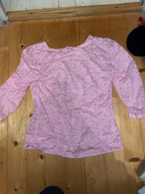Rosa spetts/genomskilnig tröja  - Rosa genomskilnid tröja med blomm mönster , tyvärr för stor för mig ❤️❤️bra skick men den är från loppis så måste sätta acceptable skick ❤️❤️❤️