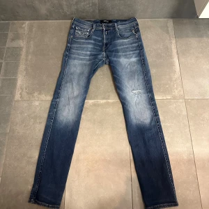 Replay Anbass jeans blå  - Hola👋• Säljer dessa Replay Anbass jeans• Jeansen har spruckit i vänstra knävecket och replay lappen som ska sitta uppe på rumpan har lossnat men annars snygga och slitningen i knävecket ser bra ut på så skick 6,5/10• Pris 320kr då ja bara vill bli av med de• Storlek 30W 32L• för mer frågor o bilder skriv i pm• Caio 👋