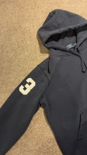 Polo Ralph Lauren big pony - Mörkblå Polo Ralph lauren big pony hoodie. Bra skick. Storlek M men är lite mindre i storlek så skulle säga att den passar S. Kontakta vid frågor 