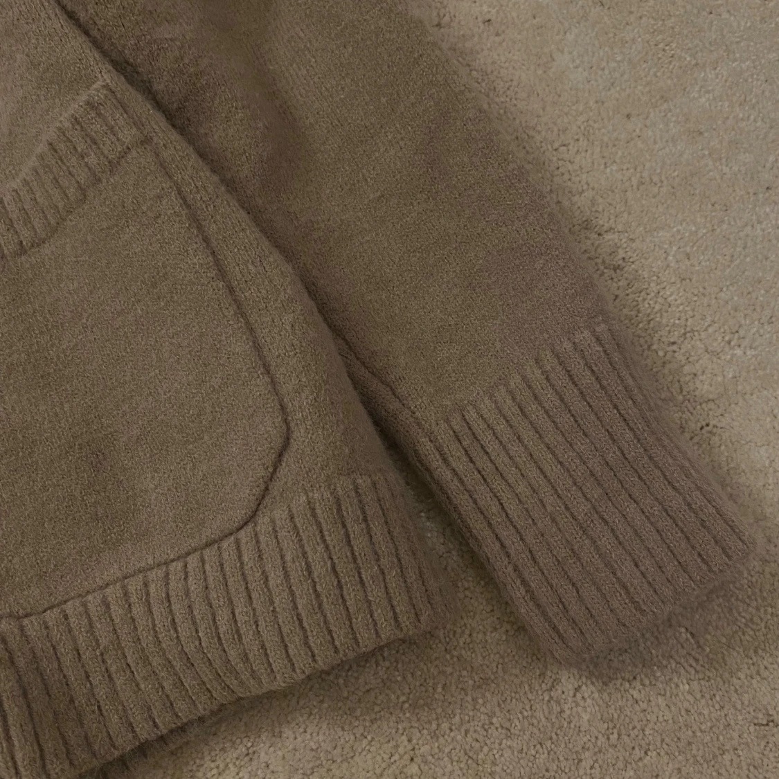 Beige stickad kofta med knappar - 1