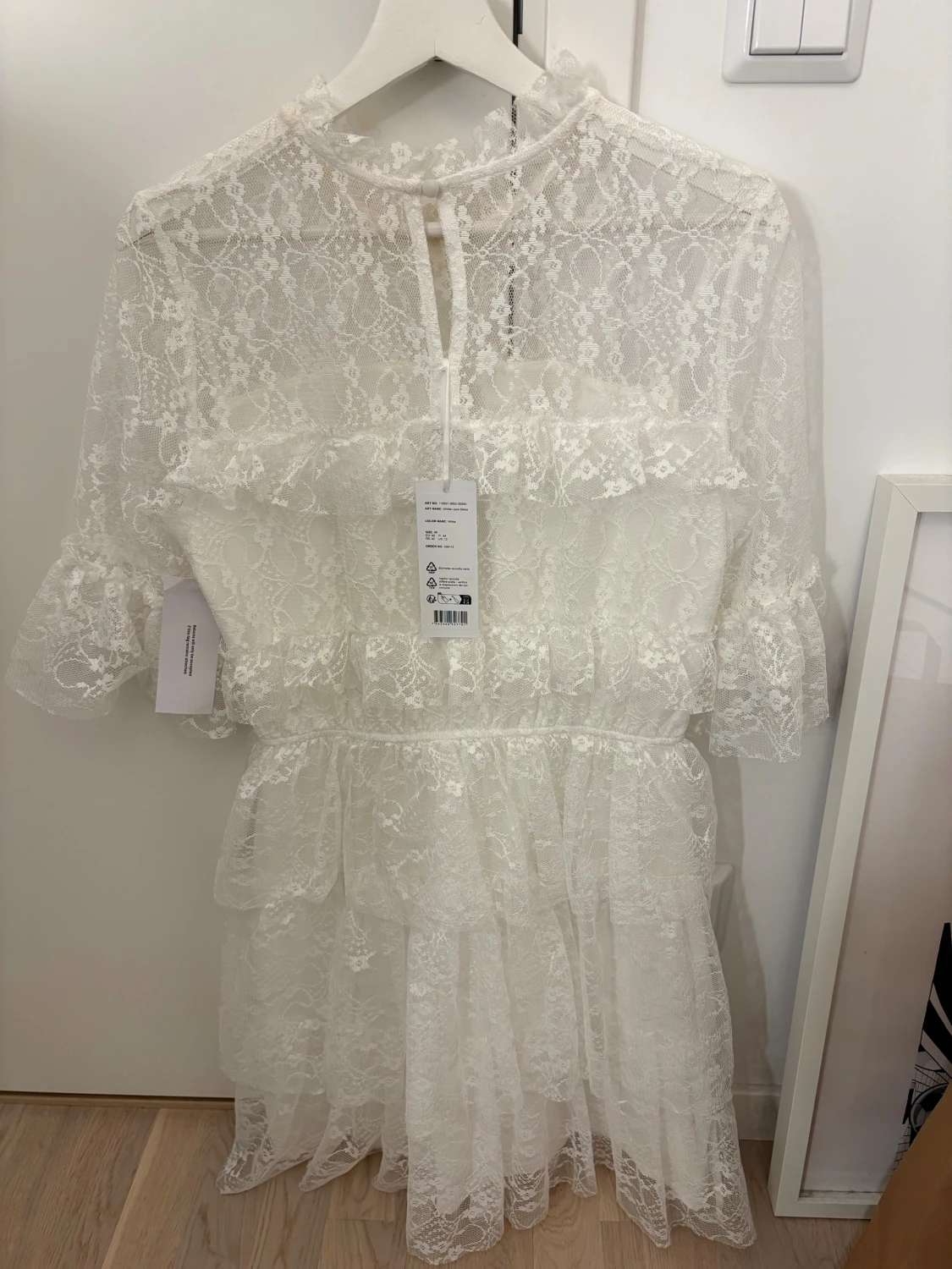 Vit spetsklänning med volanger - 1