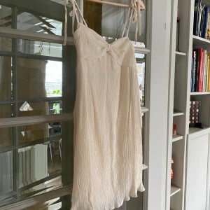 Ljusgul kort strandklänning med rosett - Fin sommarklänning ljusgul, passar bra som strandklänning, festligheter och till vardags