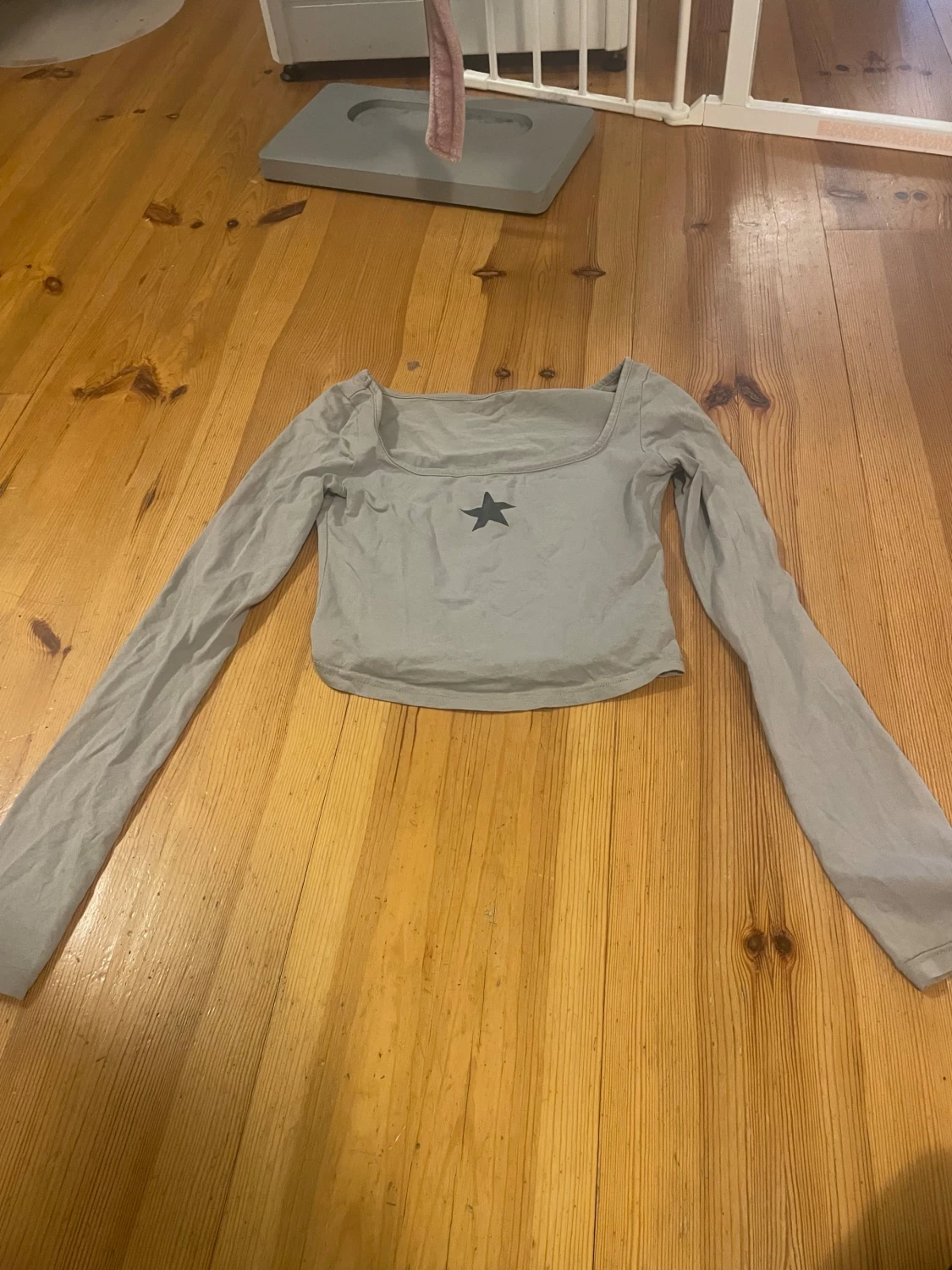 Grå croppad långärmad topp