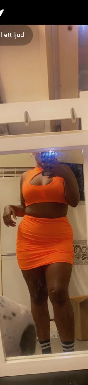 Neonorange kortkjol o topp från SHEIN - Säljer en neonorange kortkjol o topp från SHEIN med snygg rynkad effekt. Kjolen är figurnära och har en riktigt fräsch och modern vibe. Perfekt för dig som gillar att sticka ut med färg! Materialet är mjukt och stretchigt syntet som sitter bekvämt. (Aldrig använd, bara provad)