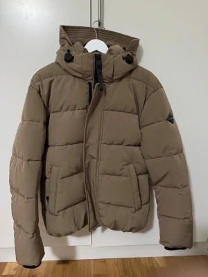 Beige pufferjacka från Replay - Säljer en riktgt snygg Replay jacka som har används 1 gång. Den är helt ny och är i perfekt skick!   Pris kan diskuteras  Vid frågor så ställ gärna🥰