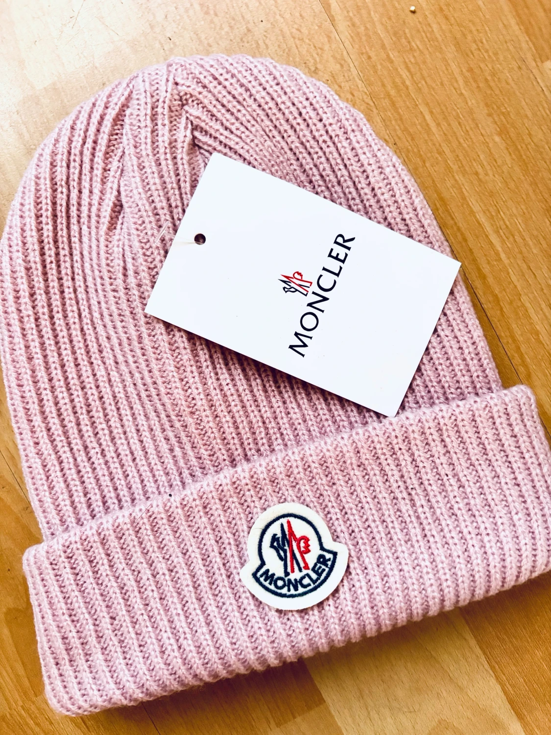 Rosa ribbstickad mössa från Moncler!