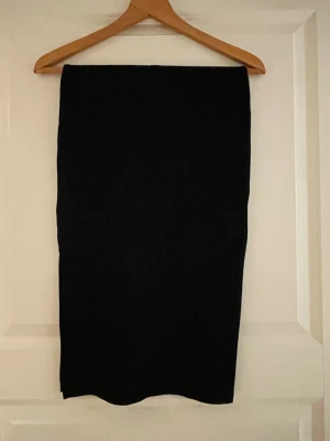 Kjol - Vadlång ribbad kjol med liten slits