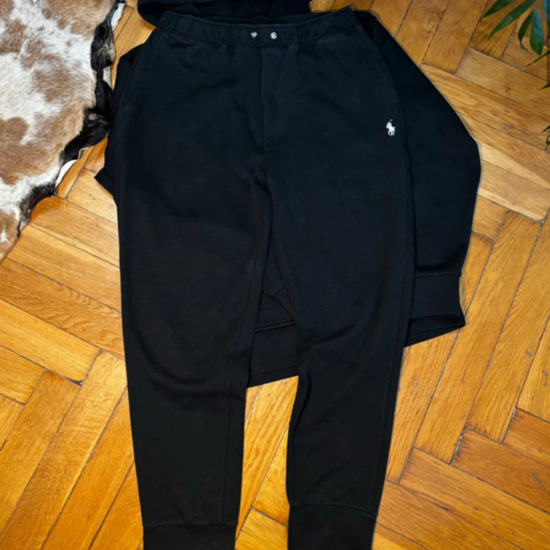 Svarta mjukisbyxor och zipper hoodie från Polo Ralph Lauren - 1