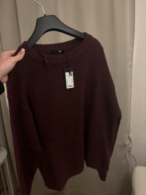 Mörk vinröd stickad tröja 157 - Snygg mörk vinröd stickad tröja från 157 i storlek S. Tröjan har en rund halsringning och långa ärmar, perfekt för att hålla dig varm under kyliga dagar. Enkel och stilren design som är lätt att matcha med dina favoritjeans eller kjol. Helt oanvänd med lapp kvar. Köpt för 150kr och säljs för 80kr (pris sänks inte). 