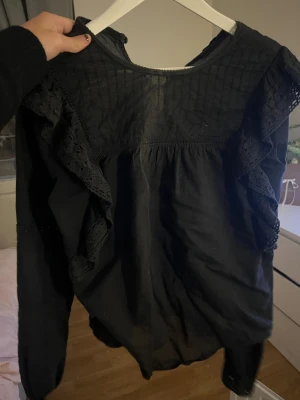Svart bluse - Svart volang tröja 