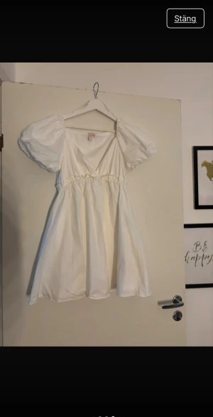 Vit klänning - Jättesöt vit klänning med v-ringning och lite puffärmar. Bilderna är lånade och säljer pga den inte passade mig