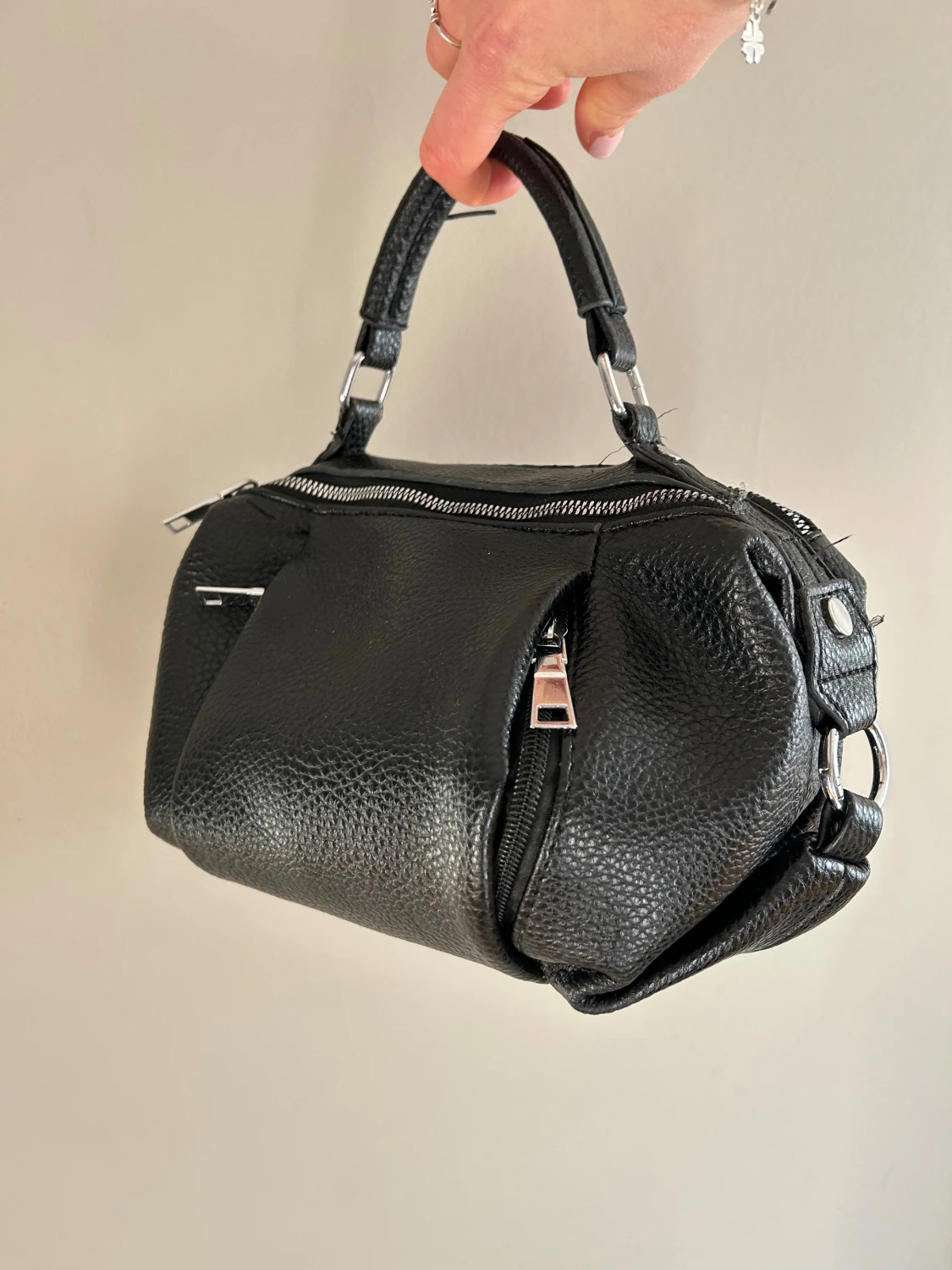 Svart handväska i skinn med dragkedja - 1