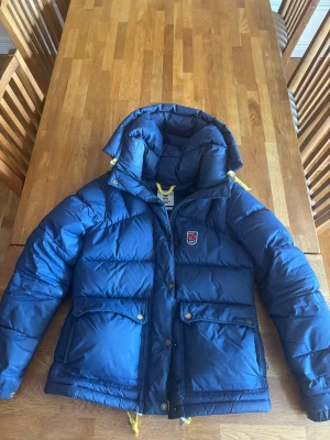 Fjällräven jacka  - EXPEDITION DOWN LITE JACKET W är modellen❤️Har lite smink på luvan då jag ej vågar tvätta jackan, men borde gå bort vid tvätt 