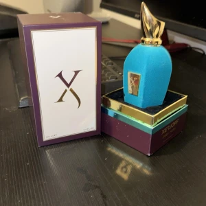 Xerjoff Erba Pura 100ml parfym - Lyxig parfym i en unik blå flaska med gulddetaljer. Volym: 100 ml. Perfekt för dig som vill sticka ut och addera en exklusiv touch till din stil. Knappt använd 